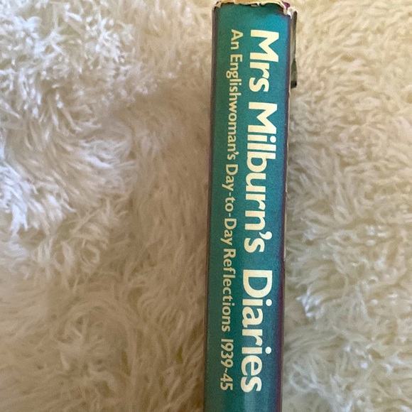 Mrs Milburn’s Diaries An Englishwoman’s Day to Day Diary 1939 - 1945 - Picture 2 of 3